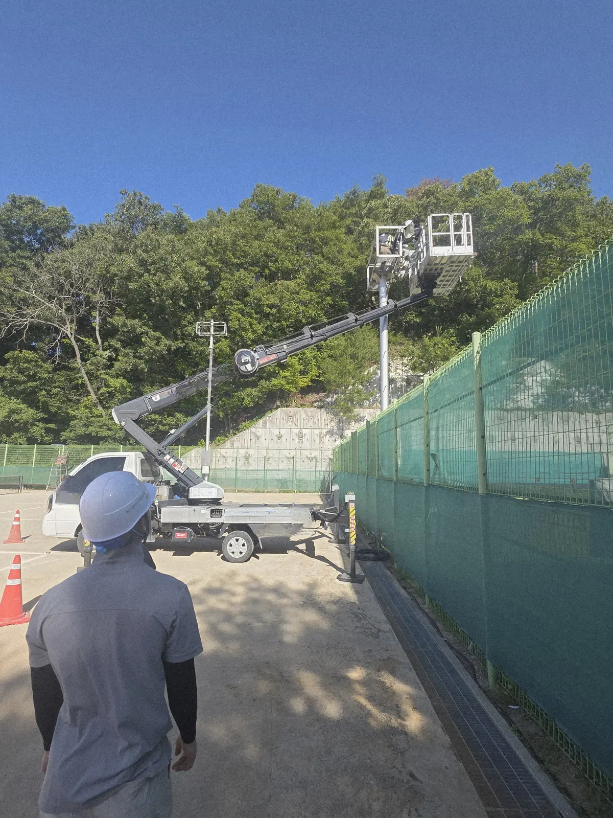 작업 사례 사진: 펜스 옆 조명 기둥 작업