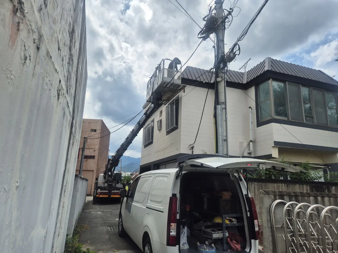 주택 지붕 작업 접근