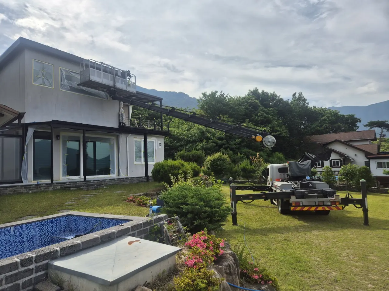 작업 사례 사진: 마당 있는 주택 외벽 도색
