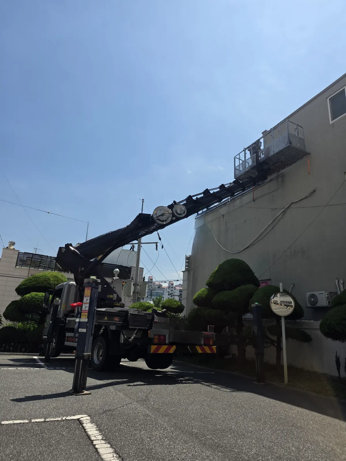 건물 측면 붐 전개