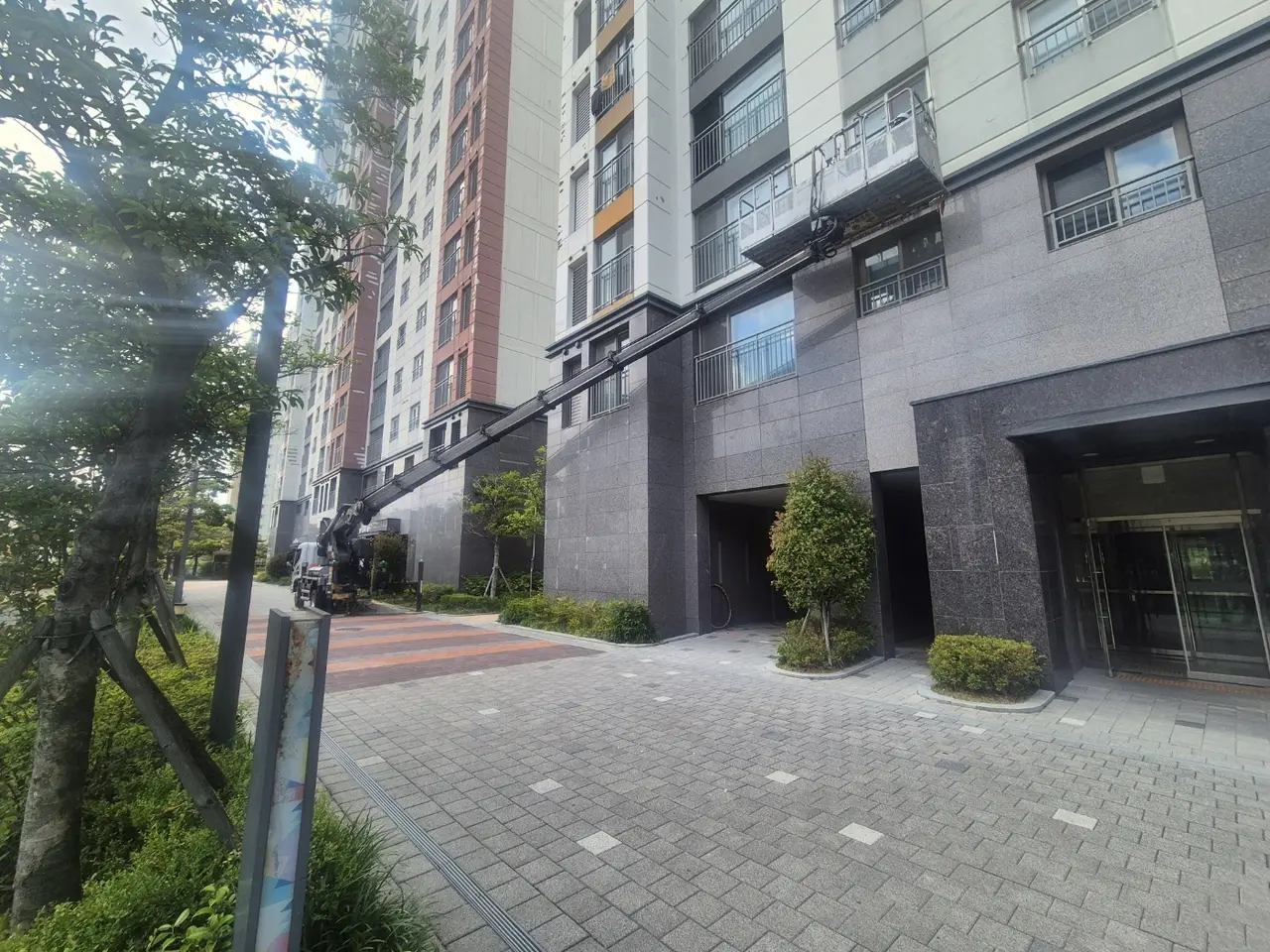 아파트 고층 외벽 작업