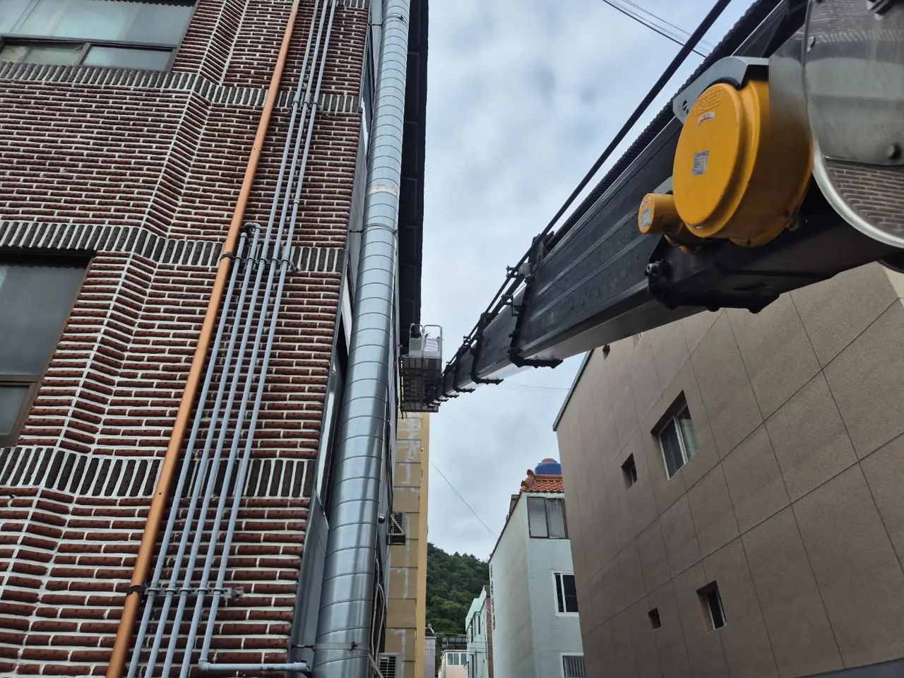 건물 사이 붐 전개