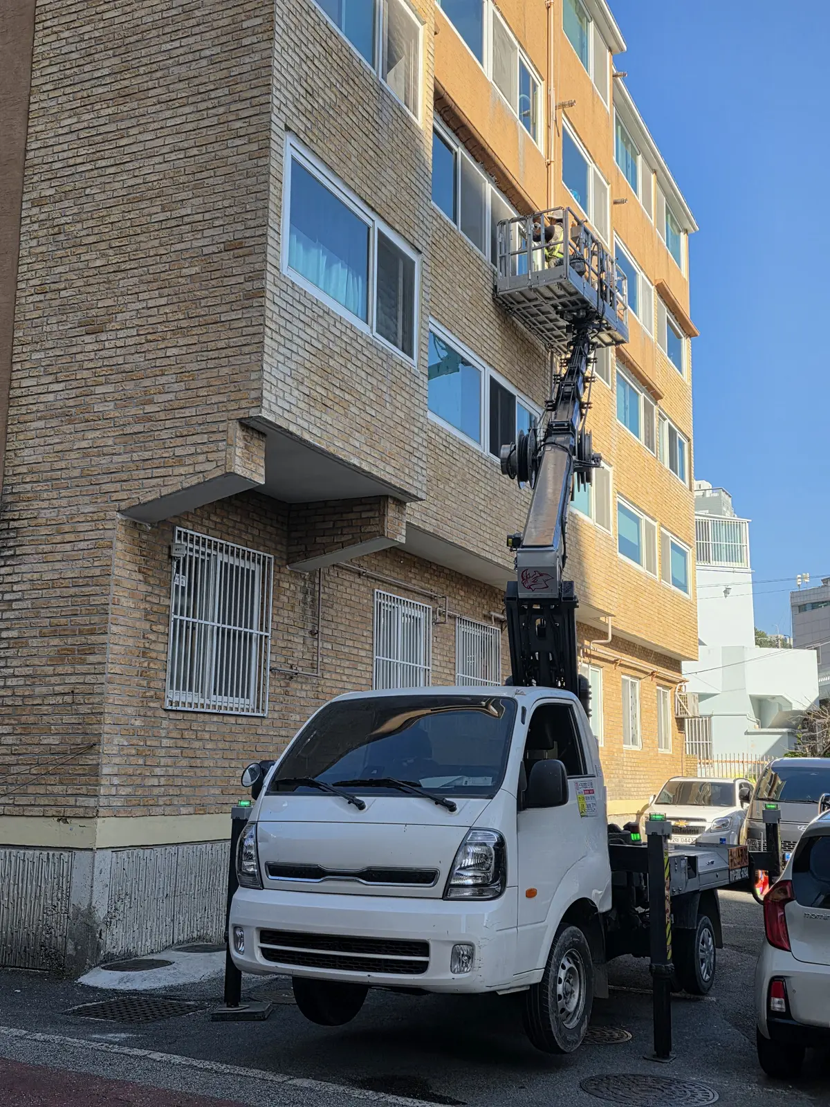 빌라 창호 보수 작업