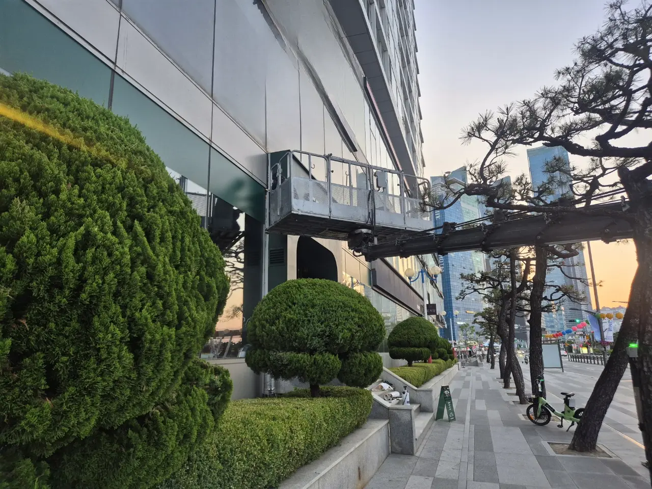 건물 전면 바스켓 접근